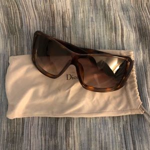 Christian Dior tortoise shell sunglasses 🕶